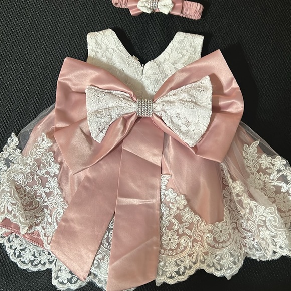 Beautiful pink gown with white lace - Picture 5 of 6